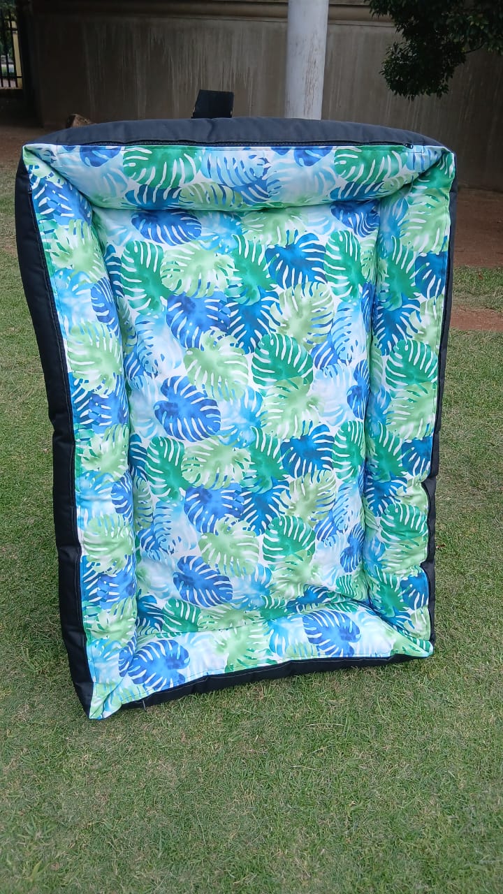 A bright leaf print and raised sides.