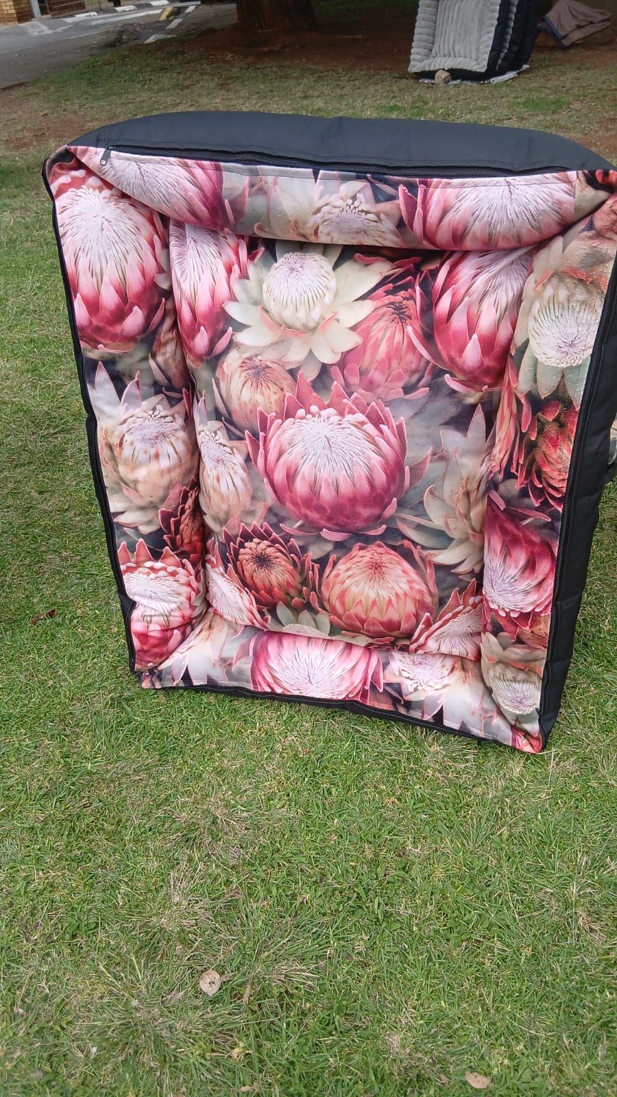 Rectangular canvas bed in pink protea fabric